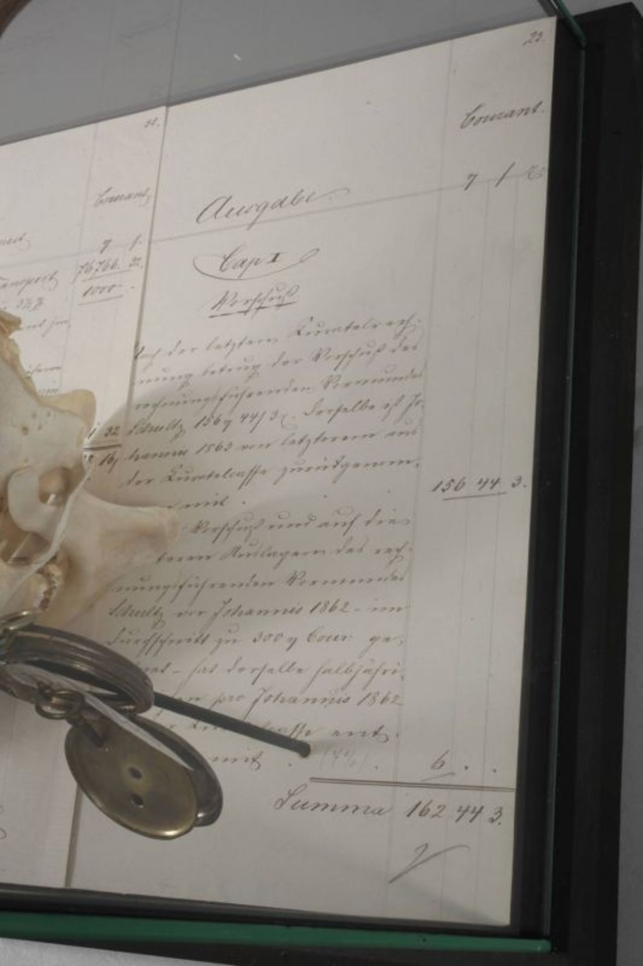 Schaukasten Vanitas 20. Jh., surrealistische Komposition aus Zinnkrug, Apfelgriebs, Straußenei mit - Bild 3 aus 4