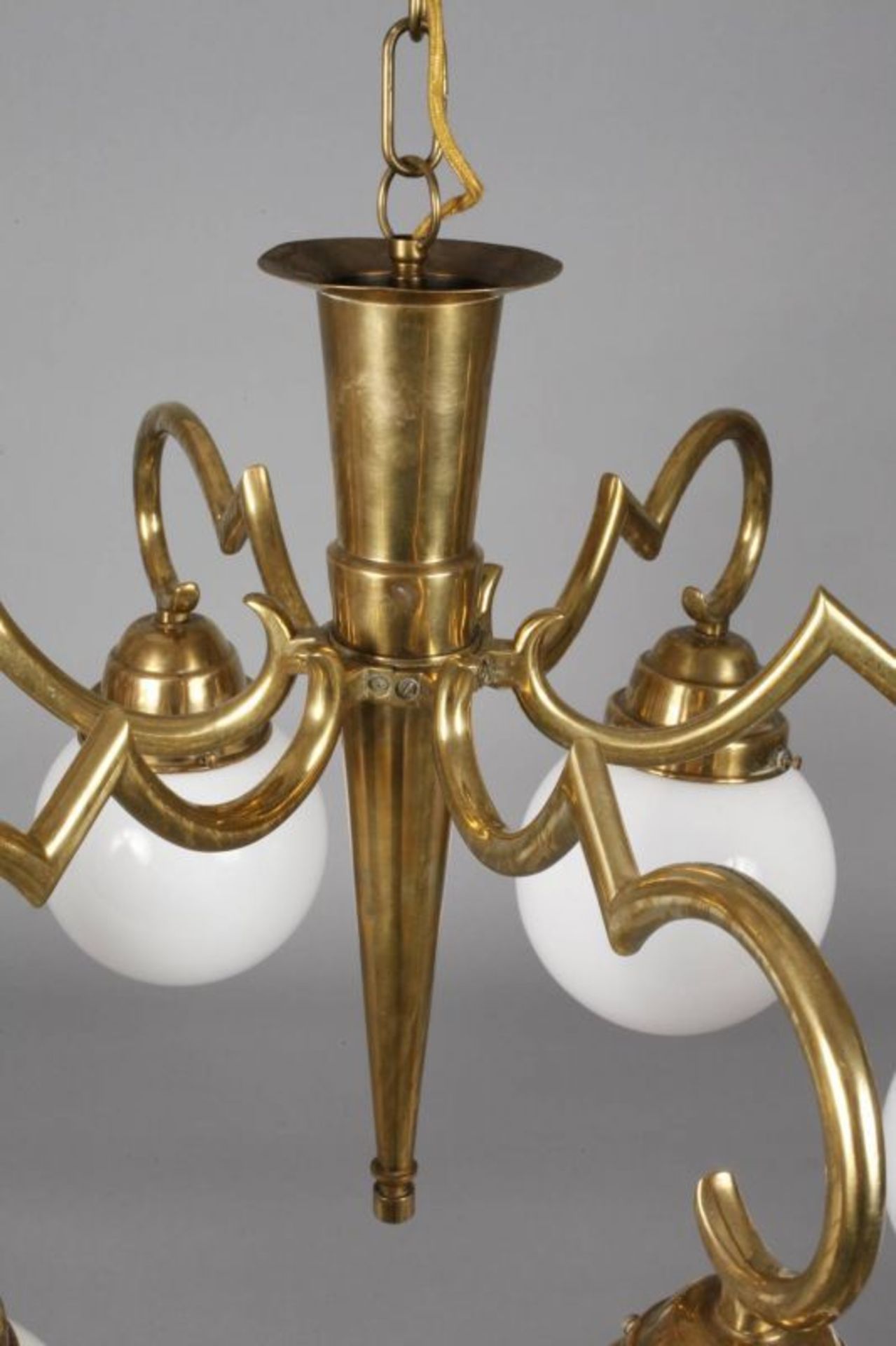 Deckenlampe Art déco Wien, um 1920, schlankes Messinggestell mit konisch zulaufendem Mittelteil, - Bild 3 aus 3