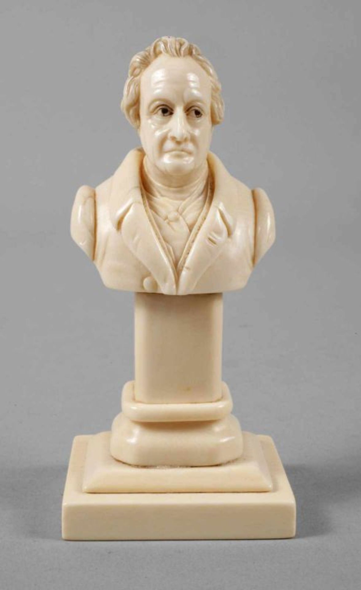 Elfenbeinschnitzerei Goethe um 1900, monogrammiert AJ, Elfenbein beschnitzt und mehrteilig montiert,