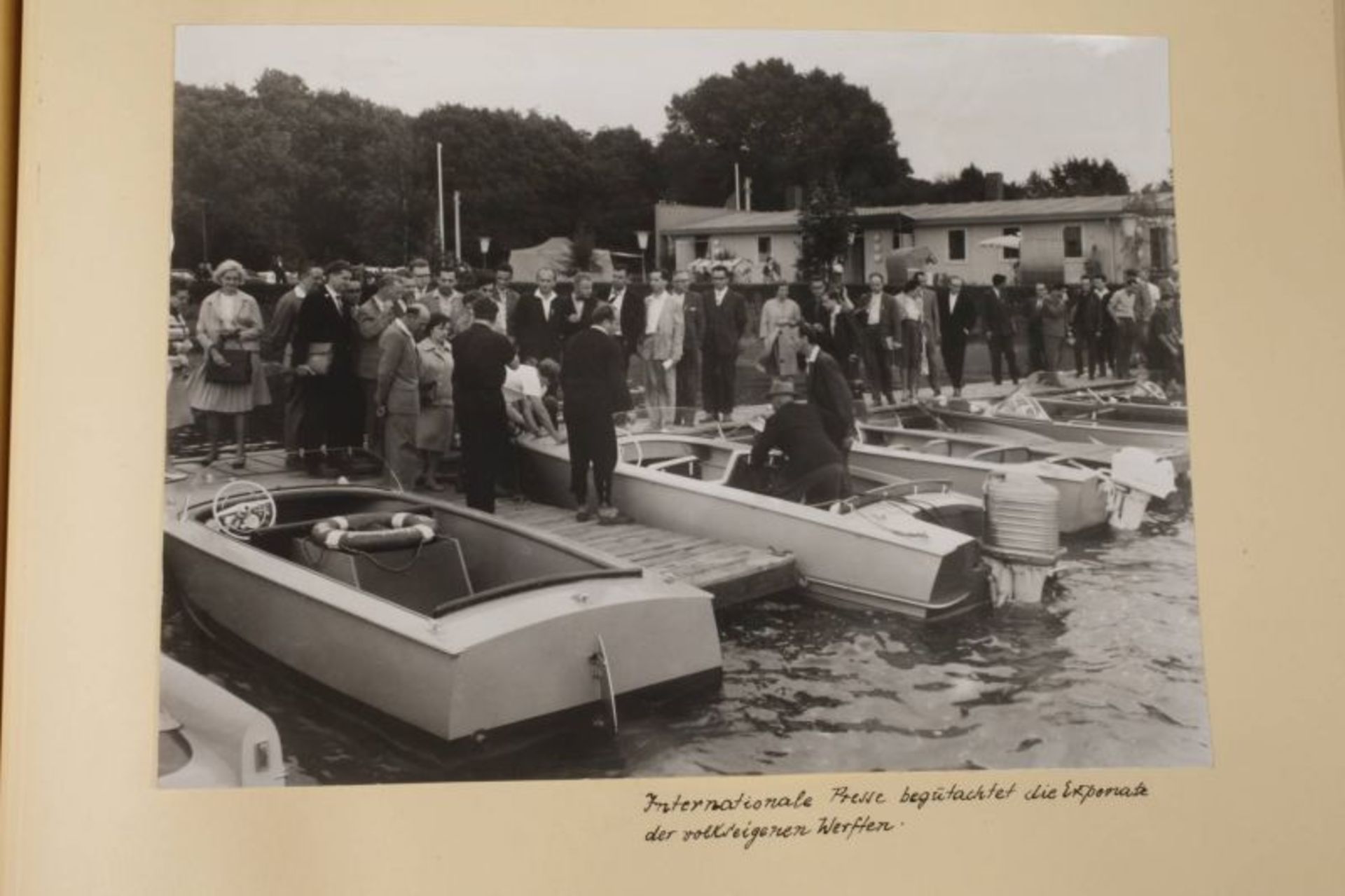 Fotoalbum "Leipziger Herbstmesse 1961" Wassersport und Camping, ca. 45 großformatige, teils - Bild 5 aus 5