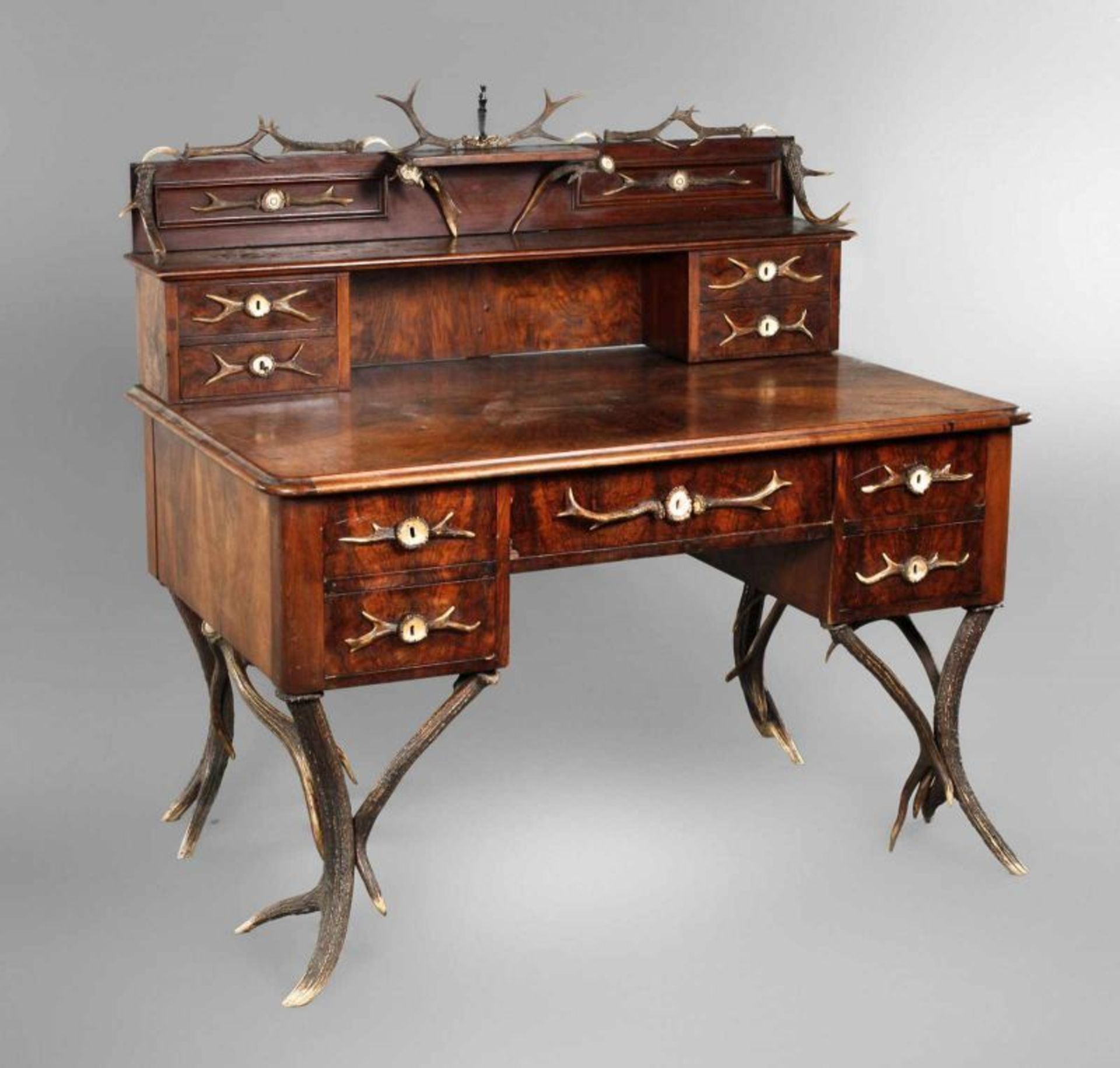 Jagdlicher Schreibtisch um 1870, nussbaumfurniert, reich verzierter Aufsatzschreibtisch, alle