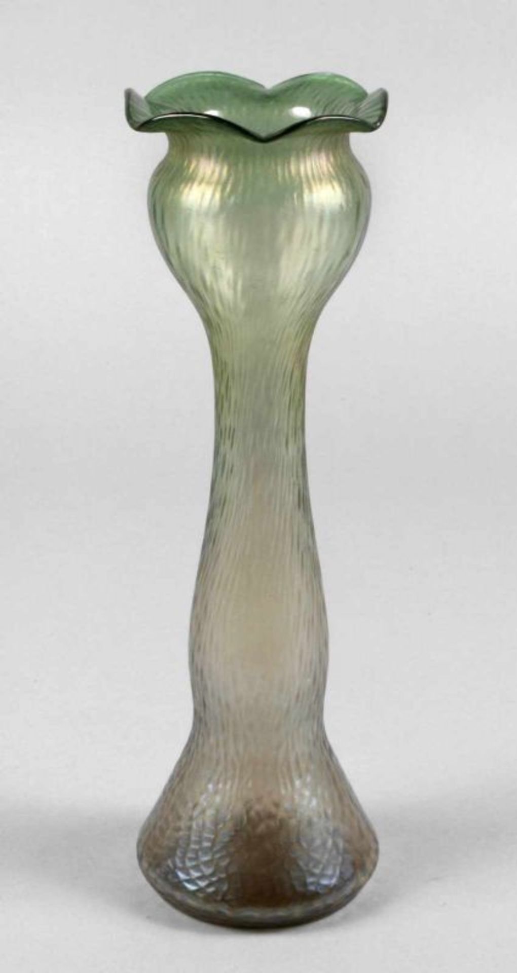 Loetz Wwe. Hyazinthenvase um 1900, klares Glas, nach grün verlaufend, blasiger Abriss,