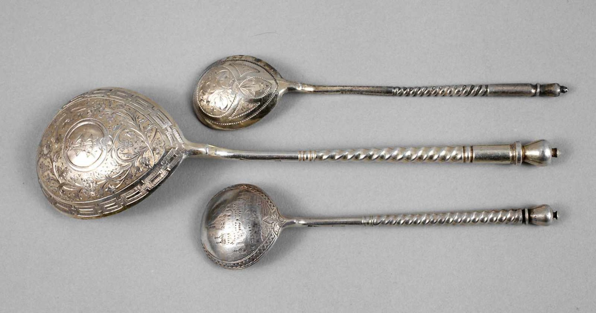 Drei Silberlöffel Russland um 1880, unleserliche Meisterpunzen und Beschaumarken, Silberstempel 84