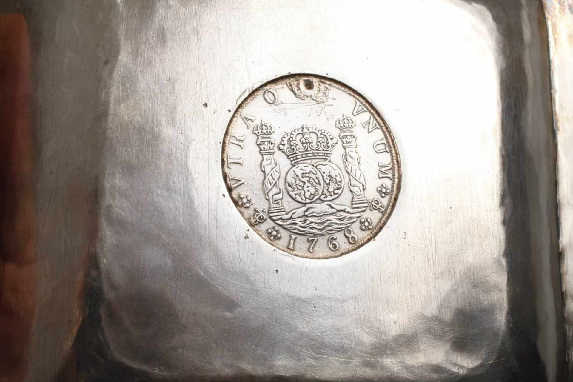 Silber Aschenschale mit Münzen Mitte 20. Jh., gestempelt Welsch 900, massive handgetriebene Schale - Bild 2 aus 4