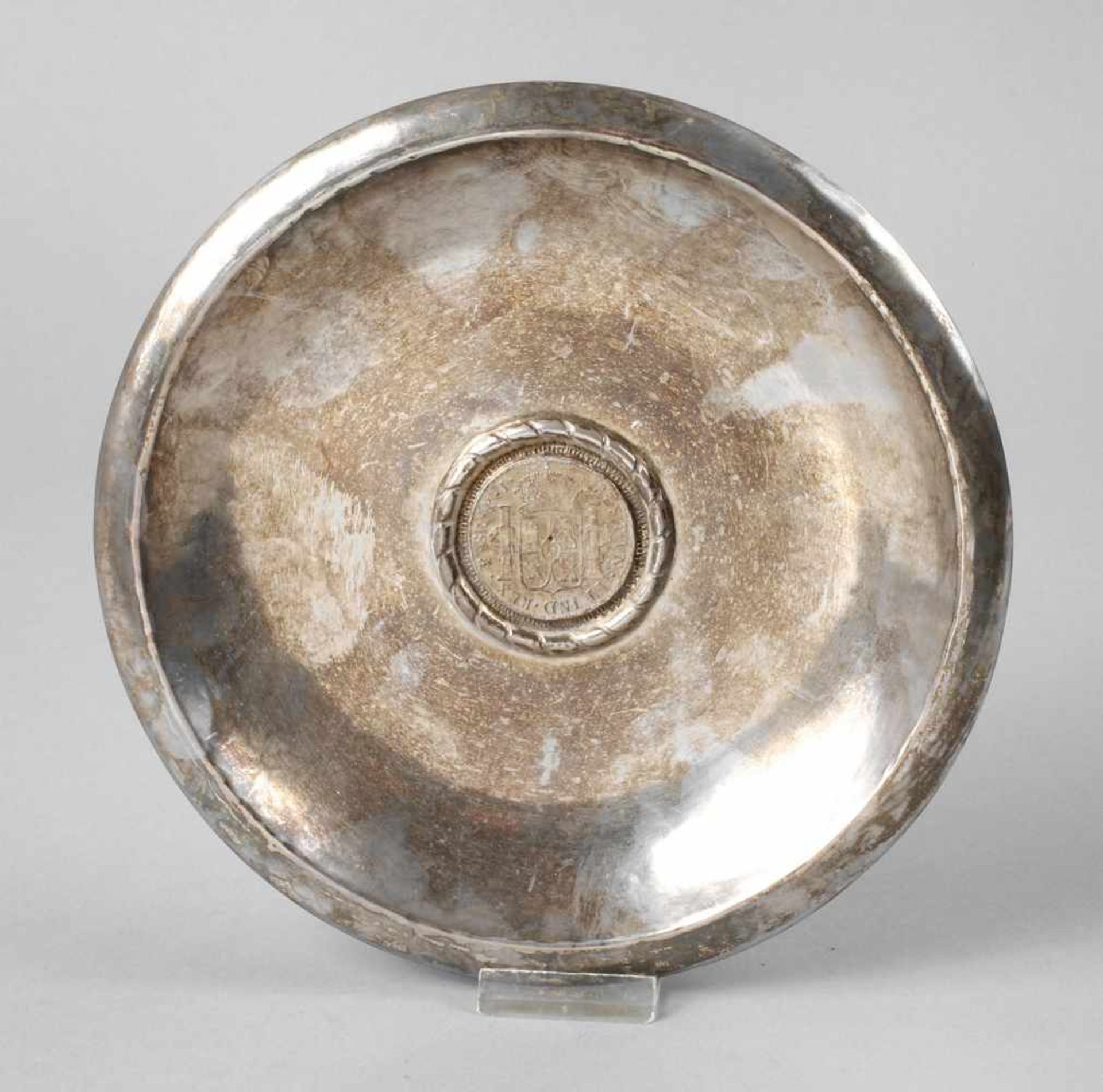 Münzteller Silber Mitte 20. Jh., Silber gestempelt 900, unleserliche Herstellermarke, handgetriebene