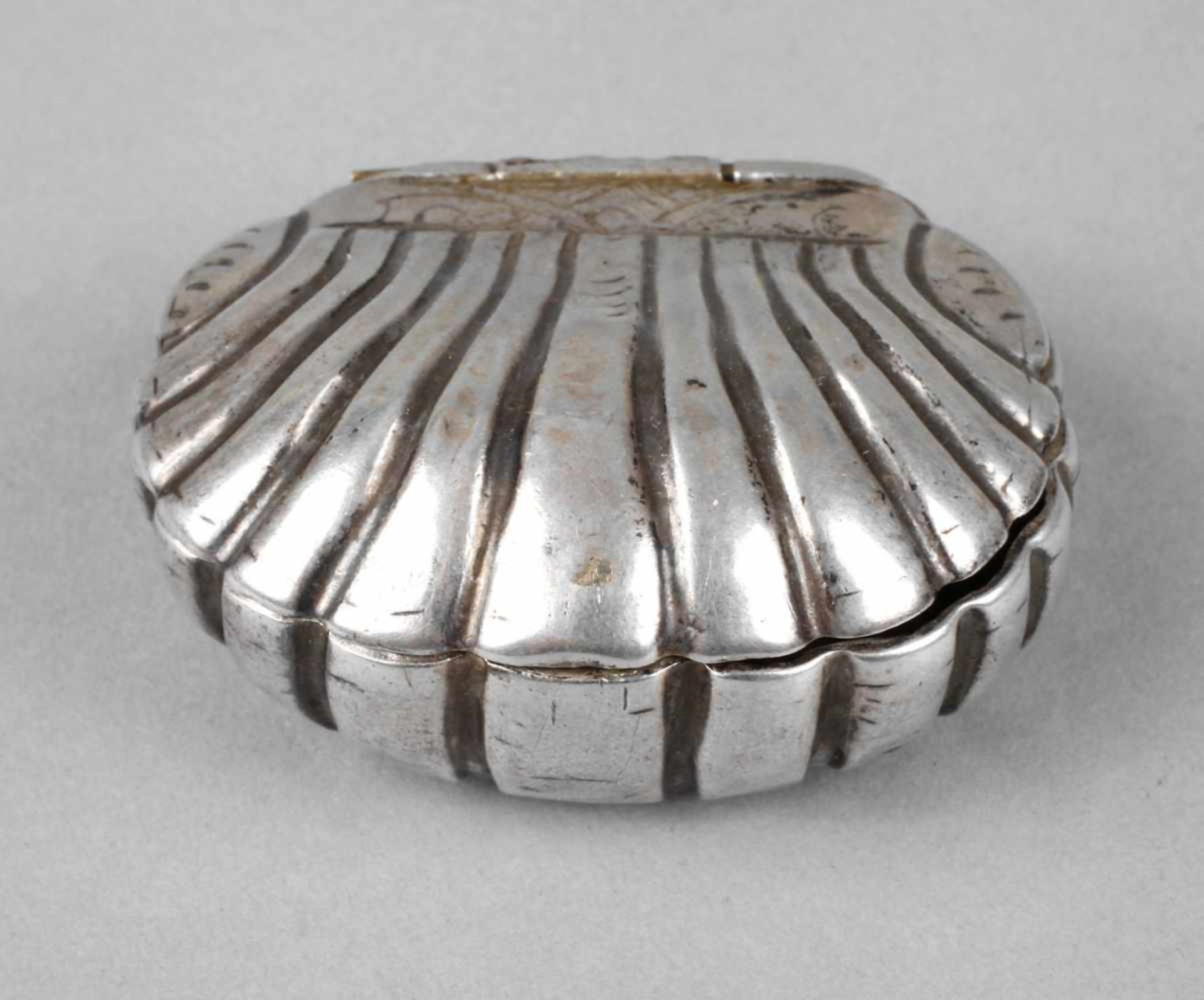 Barocke Silberdose in Muschelform wohl 17. Jh., gepunzte Einhornmarke für Schwäbisch Gmünd und