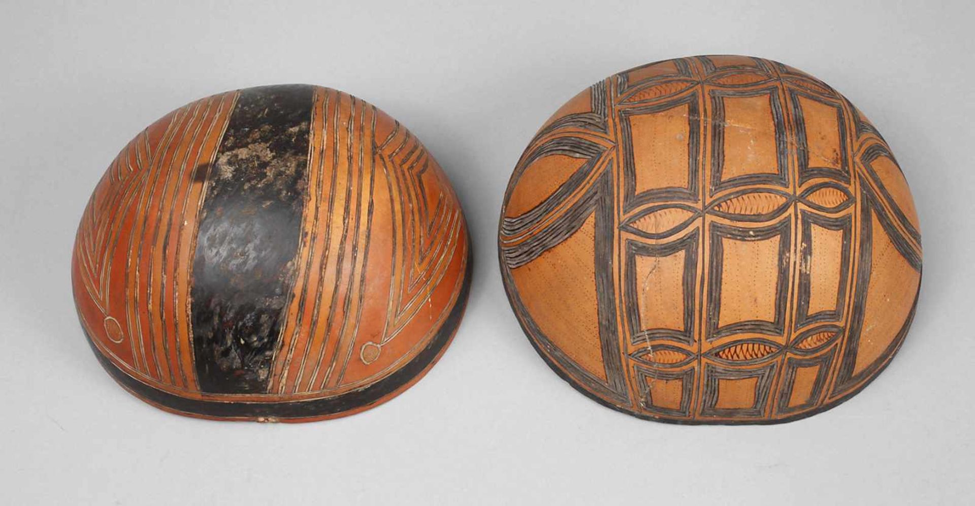 Zwei afrikanische Schalen Ende 19. Jh., aus der Rinde von Kürbissen gefertigt, außen geometrisch