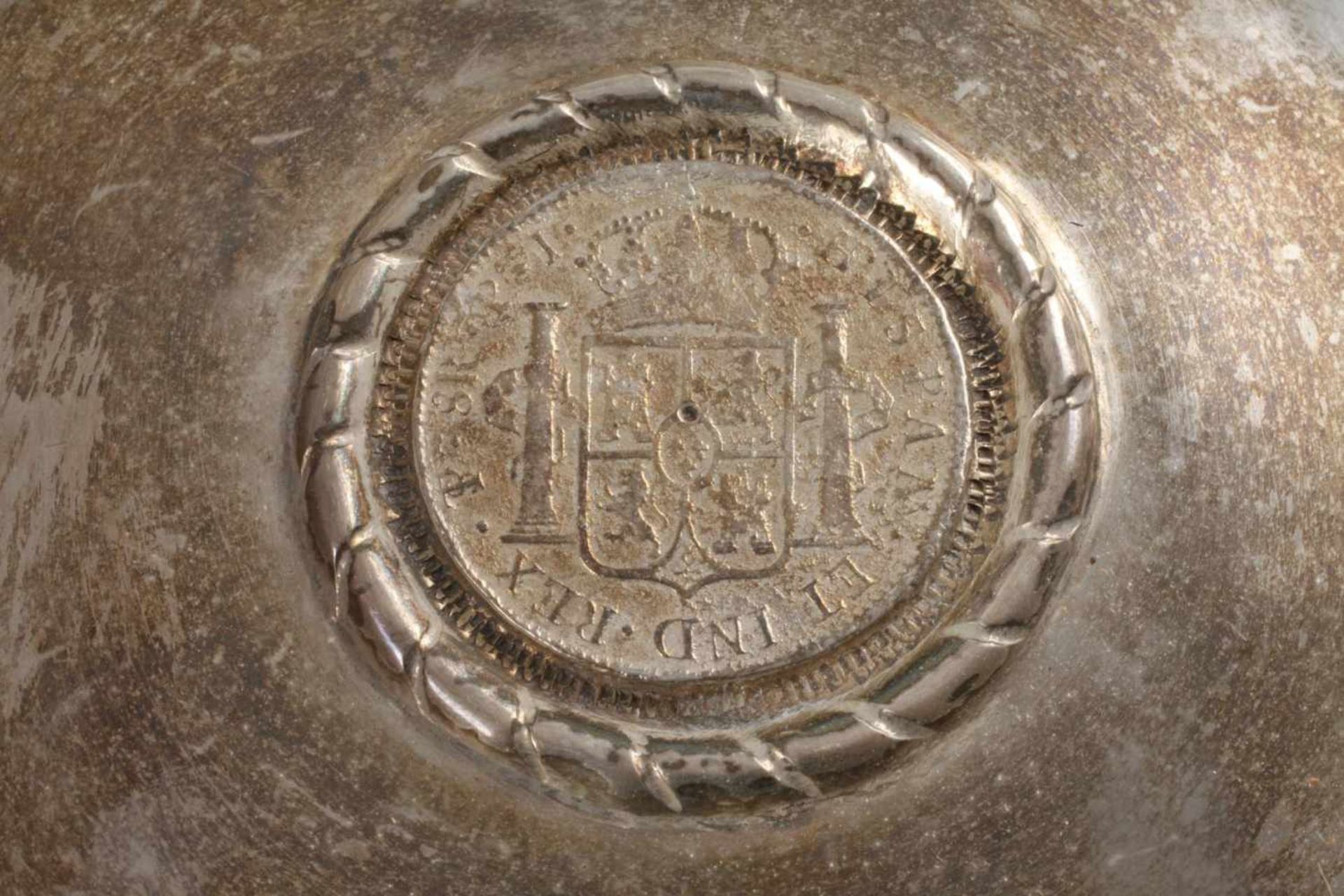 Münzteller Silber Mitte 20. Jh., Silber gestempelt 900, unleserliche Herstellermarke, handgetriebene - Bild 2 aus 3