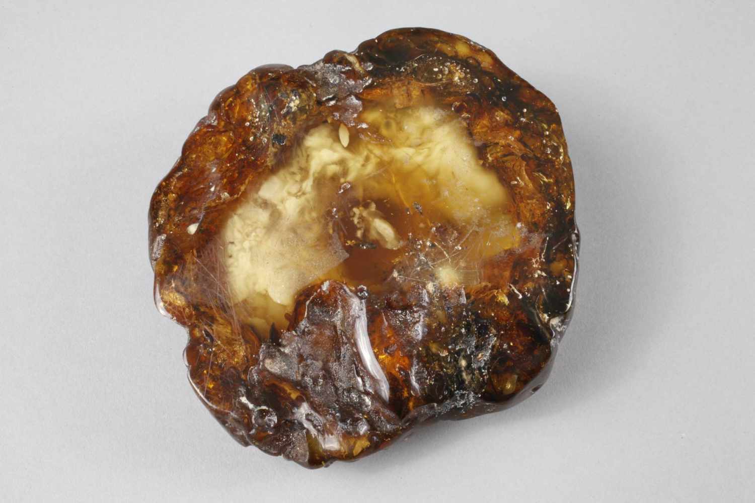 Großer Rohbernstein unbestimmten Alters, teils beschliffen und poliert, L ca. 12 cm, G ca. 185 g. - Image 2 of 3