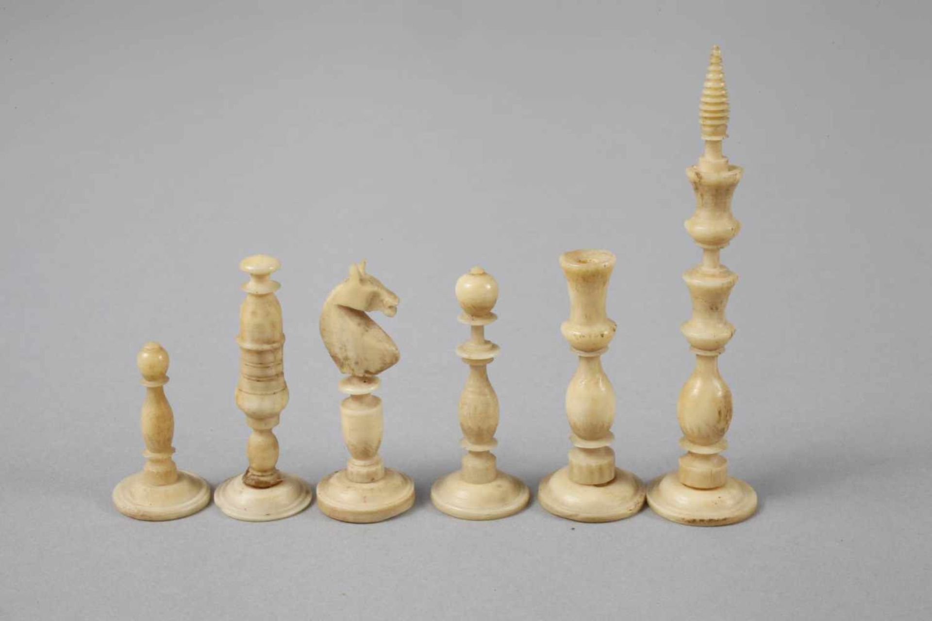 Schachspiel Elfenbein um 1830, Elfenbein gedrechselt und geschnitzt, mehrteilig geschraubt, teils - Bild 2 aus 3