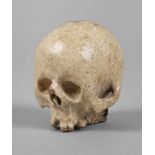 Geschnitzter Totenkopf 19. Jh., Holz geschnitzt und weiß gefasst, Miniatur eines menschlichen