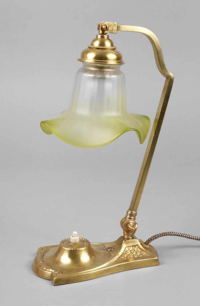 Tischlampe Jugendstil deutsch, um 1900, Messing vergoldet, abgekanteter, neigbarer Leuchterarm mit