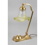 Tischlampe Jugendstil deutsch, um 1900, Messing vergoldet, abgekanteter, neigbarer Leuchterarm mit