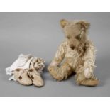 Teddybär mit Maskengesicht wohl Steiff, um 1940, ungemarkt, langer heller Mohairplüsch und Filz