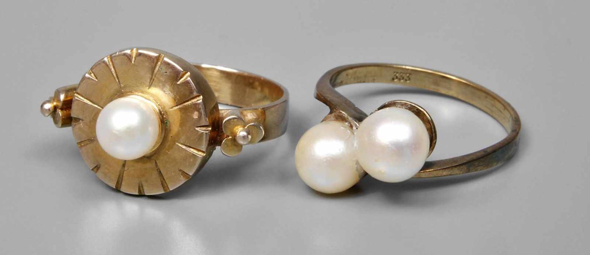 Zwei Damenringe mit Perlen 2. Hälfte 20. Jh., Gelbgold gestempelt 333, jeweils besetzt mit Perlen,