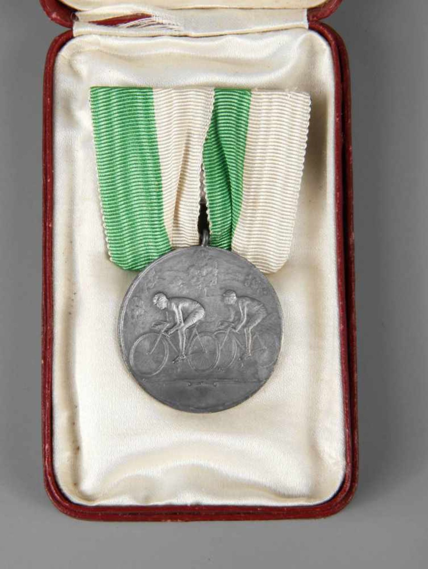 Medaille Sächsischer Radfahrer-Bund 1926, Avers) zwei Radfahrer beim Rennen, Revers) Eichenlaub um