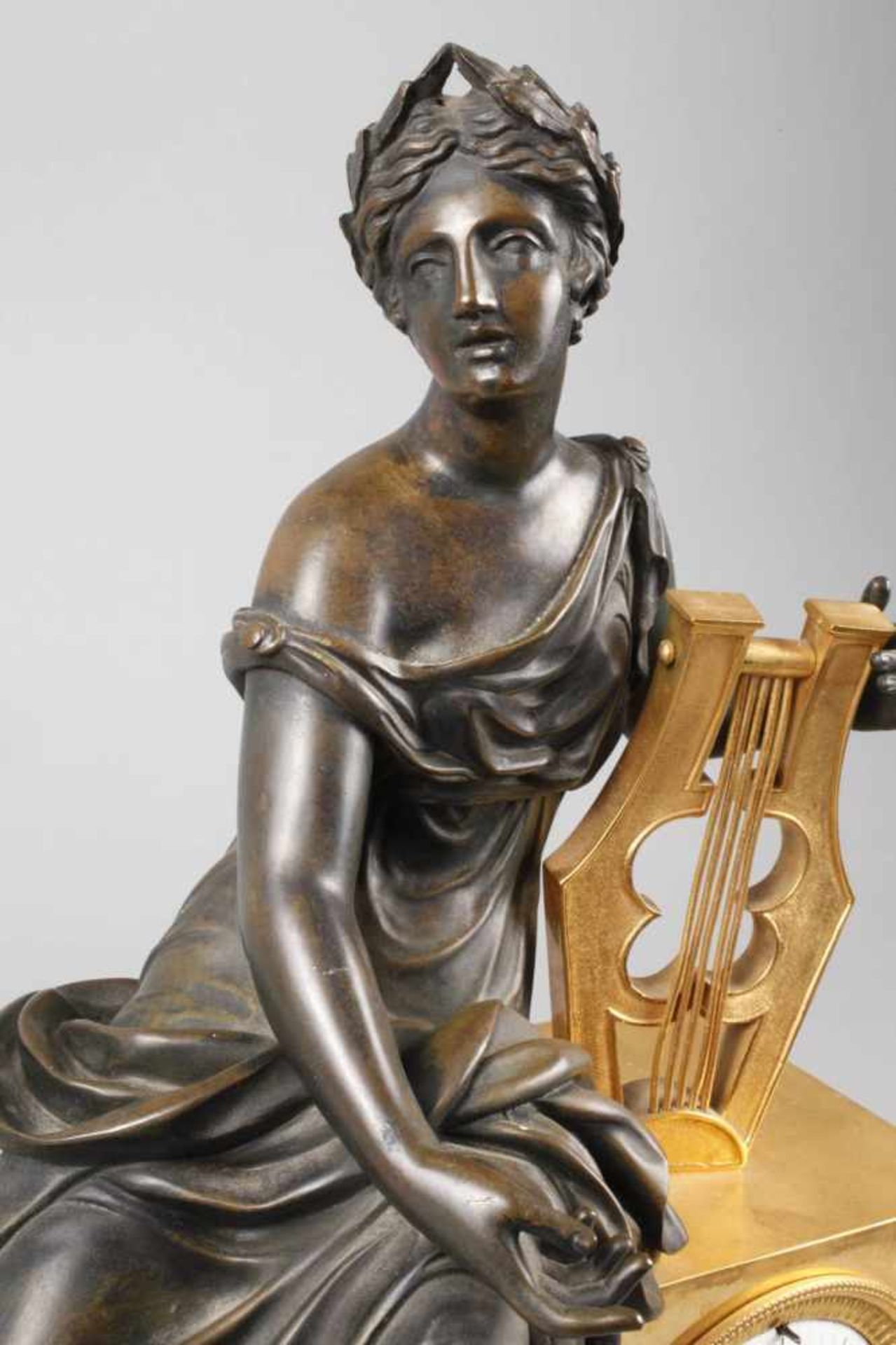 Figurenpendule Biedermeier Frankreich, 19. Jh., Bronze feuervergoldet, tlw. braun patiniert, - Bild 4 aus 6