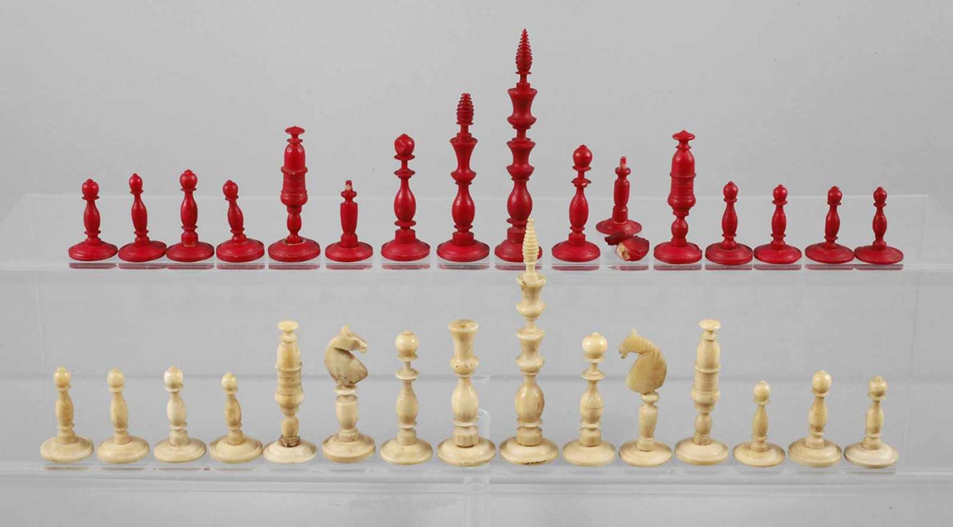 Schachspiel Elfenbein um 1830, Elfenbein gedrechselt und geschnitzt, mehrteilig geschraubt, teils