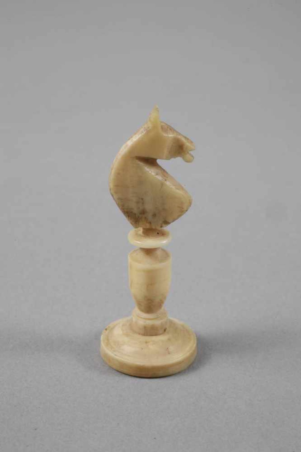 Schachspiel Elfenbein um 1830, Elfenbein gedrechselt und geschnitzt, mehrteilig geschraubt, teils - Bild 3 aus 3