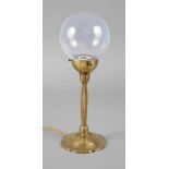 Tischlampe Jugendstil Wien, um 1905, ungemarkt, Messingblech getrieben, blütenförmiger gewölbter Fuß