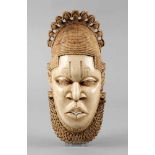 Große Maske Elfenbein Nigeria, frühe 1970er Jahre, rückseitig signiert By Gill Okpara 28a Awka Rd.