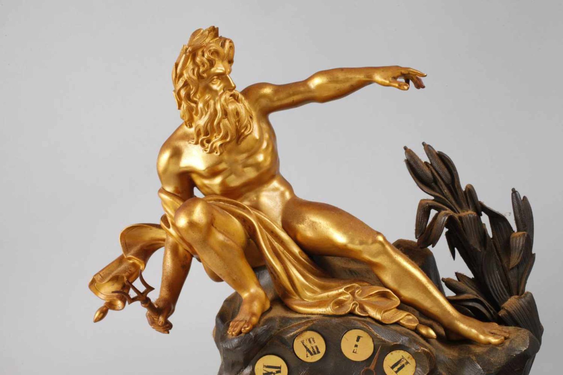 Bronzependule Poseidon Frankreich, um 1820, Bronze feuervergoldet und partiell braun patiniert, - Bild 3 aus 4