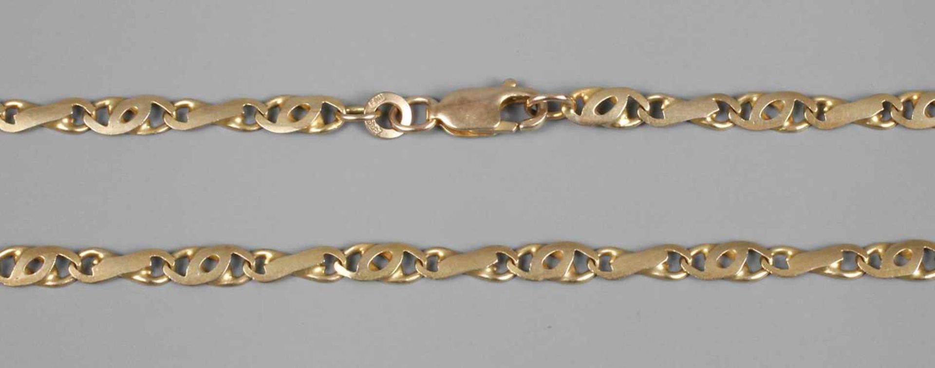 Goldkette um 2000, Gelbgold gestempelt 333, aus ca. 4 mm breiten gedrückten Schmuckgliedern,