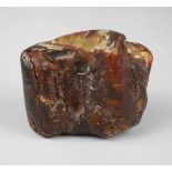 Großer Rohbernstein unbekannten Alters, unbearbeitetes Segment, Maße 10 x 8 cm, G ca. 216 g.