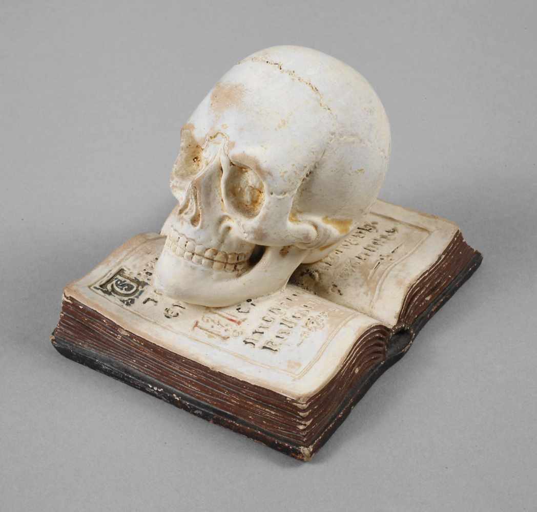 Briefbeschwerer Memento Mori um 1900, heller Scherben, polychrom gefasst, in Form eines