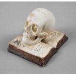 Briefbeschwerer Memento Mori um 1900, heller Scherben, polychrom gefasst, in Form eines