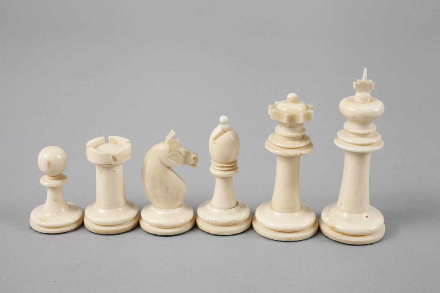 Schachspiel Elfenbein um 1930, Elfenbein gedrechselt und geschnitzt, mehrteilig geschraubt, teils - Image 2 of 3