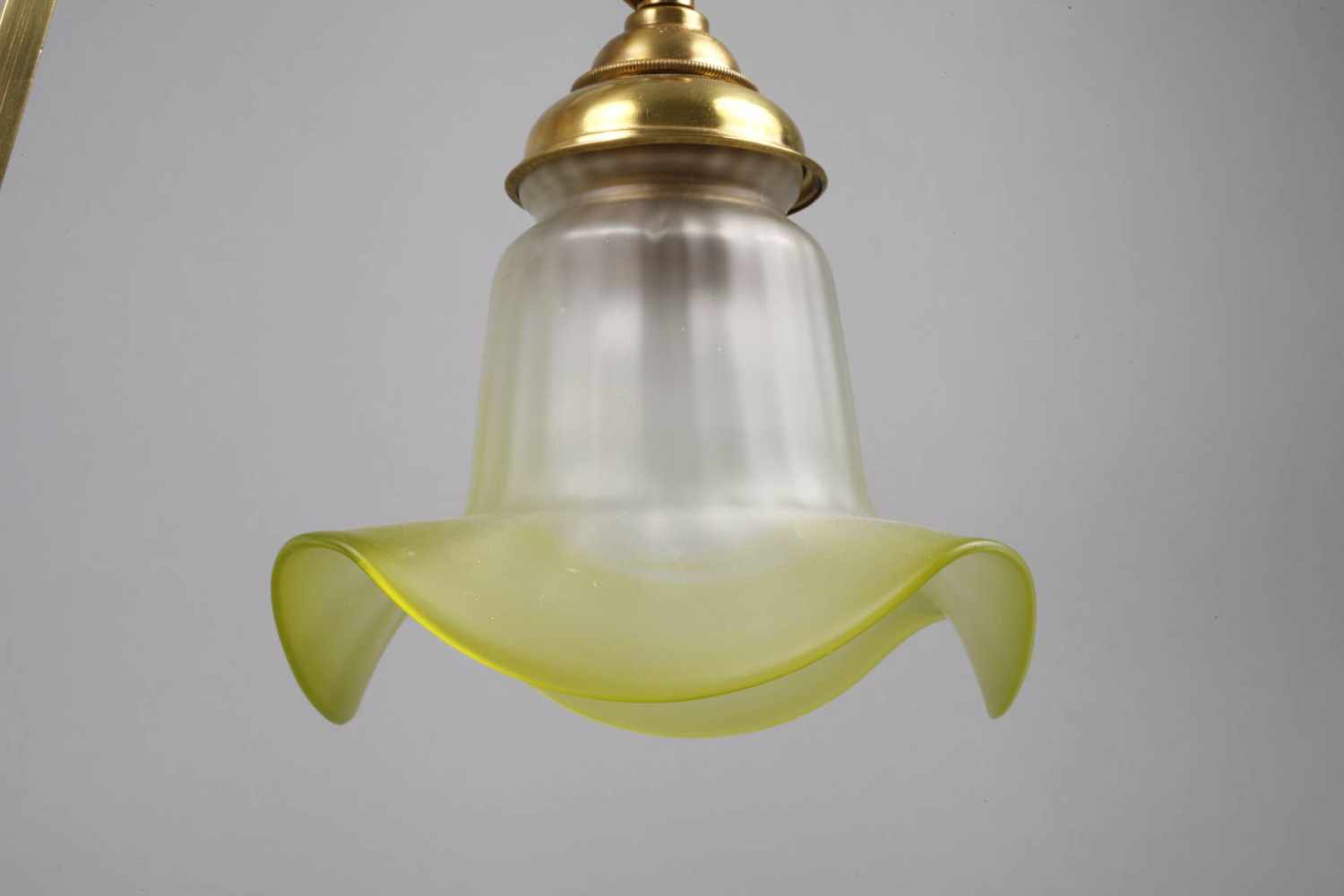 Tischlampe Jugendstil deutsch, um 1900, Messing vergoldet, abgekanteter, neigbarer Leuchterarm mit - Image 4 of 4