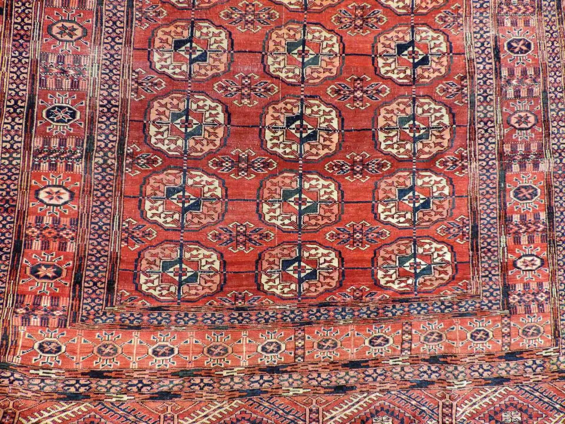 Tekke Stammesteppich. Turkmenistan, antik, um 1900. 173 cm x 130 cm. Handgeknüpft. Wolle auf - Bild 9 aus 10