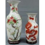 2 Vasen, China. Bis 64 cm hoch. Eine mit Fledermäusen als Symbol für Glück und Pfirsichen als Symbol