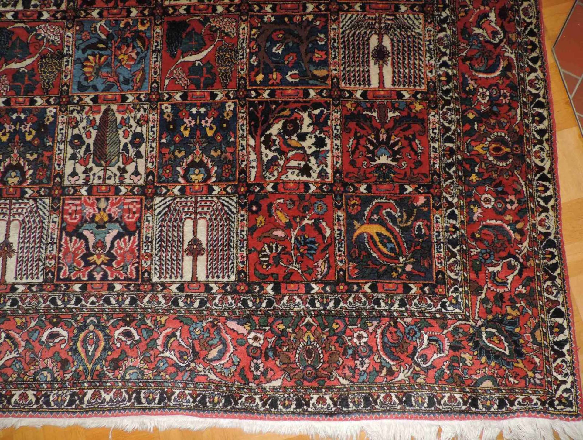 Bachtiar Felder Teppich. Iran, alt Mitte 20. Jahrhundert. Feine Knüpfung. 322 cm x 238 cm. - Bild 3 aus 7