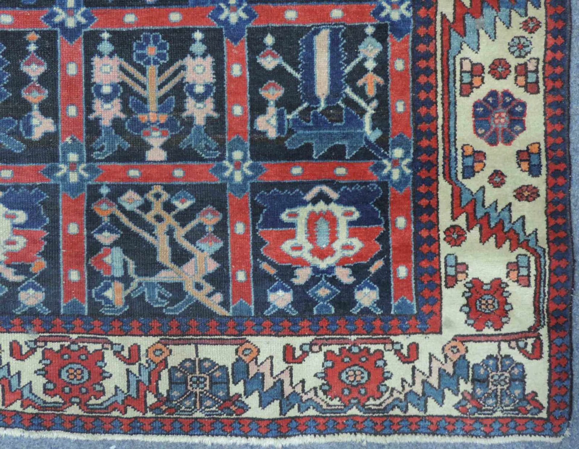 Bachtiar Dorfteppich. Iran, alt, um 1940. 202 cm x 158 cm. Handgeknüpft. Wolle auf Baumwolle. - Bild 2 aus 9