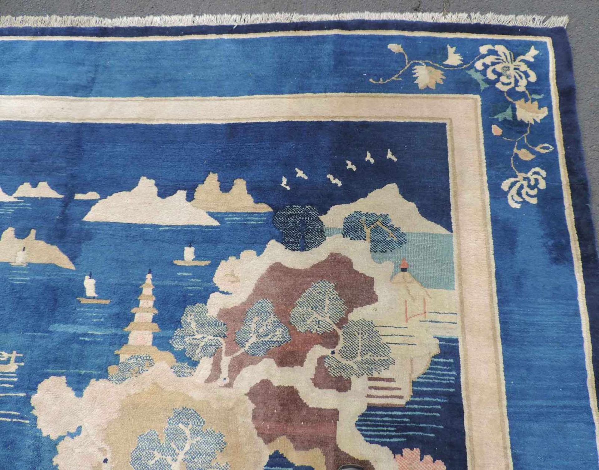 Peking Bildteppich. China, antik, um 1890. 345 cm x 270 cm. Handgeknüpft. Wolle auf Baumwolle. - Bild 5 aus 8
