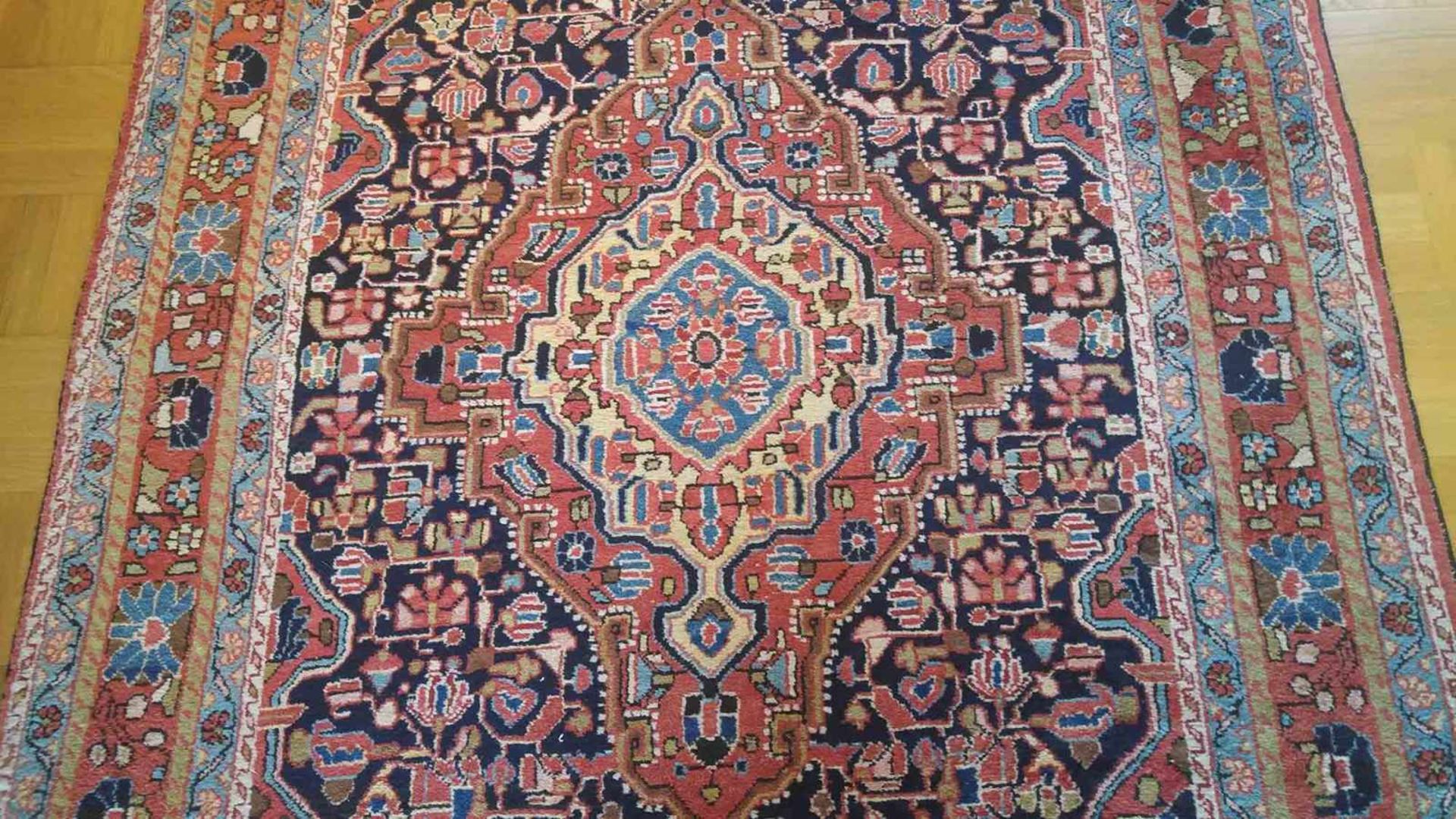 Jozan Dorfteppich. Iran, alt um 1930. 201 cm x 135 cm. Handgeknüpft. Wolle auf Baumwolle. Jozan - Bild 2 aus 3