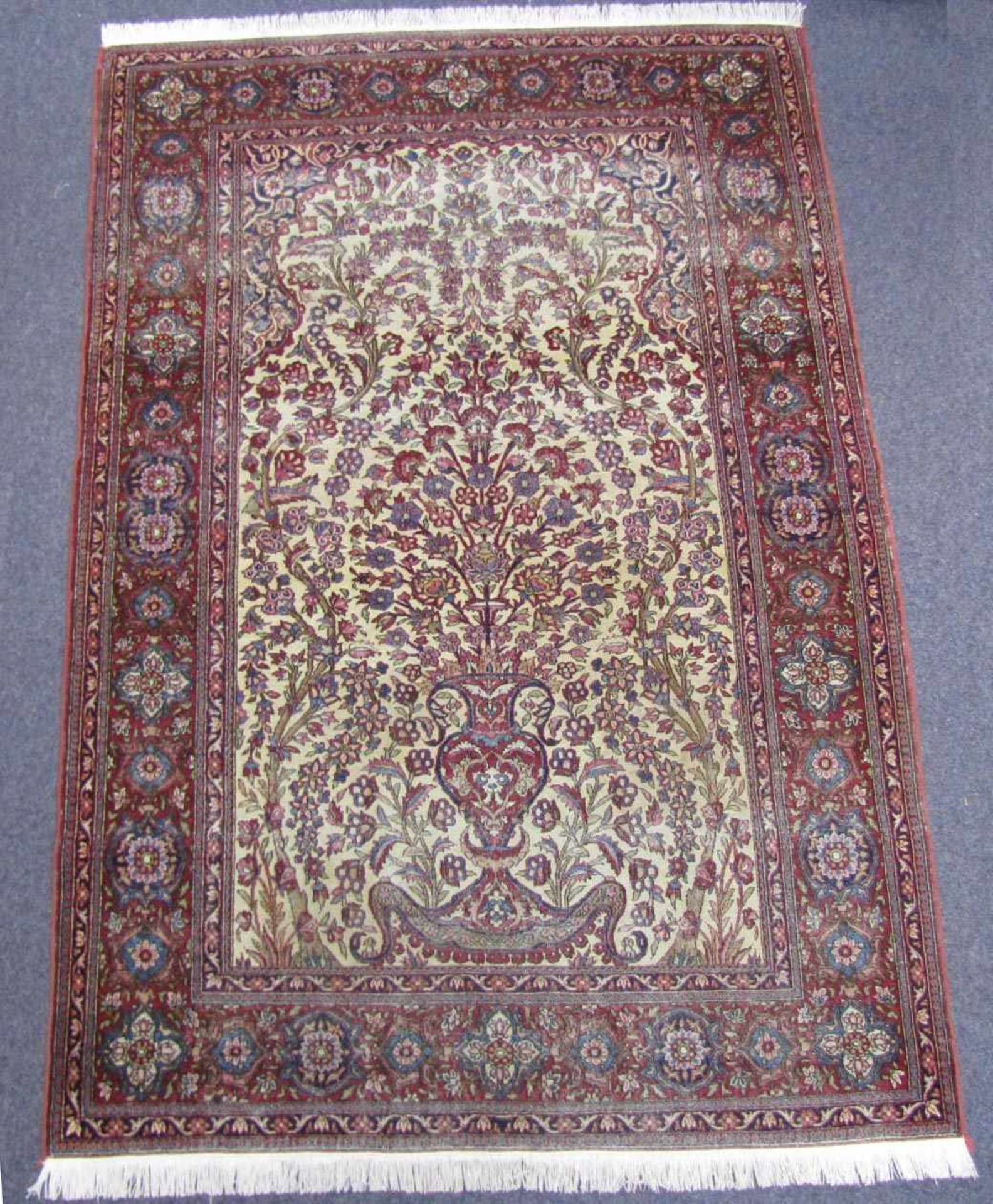 Isfahan Manufakturteppich mit Paradiesgarten. Iran. Alt um 1920. 200 cm x 134 cm. Handgeknüpft.