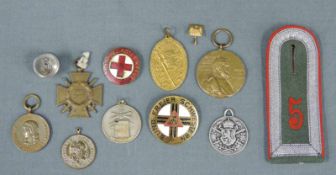 Orden, Medaillen Schulterstück und Knopf. 1. Weltkrieg. Bis circa 11 cm. Decorations, medals