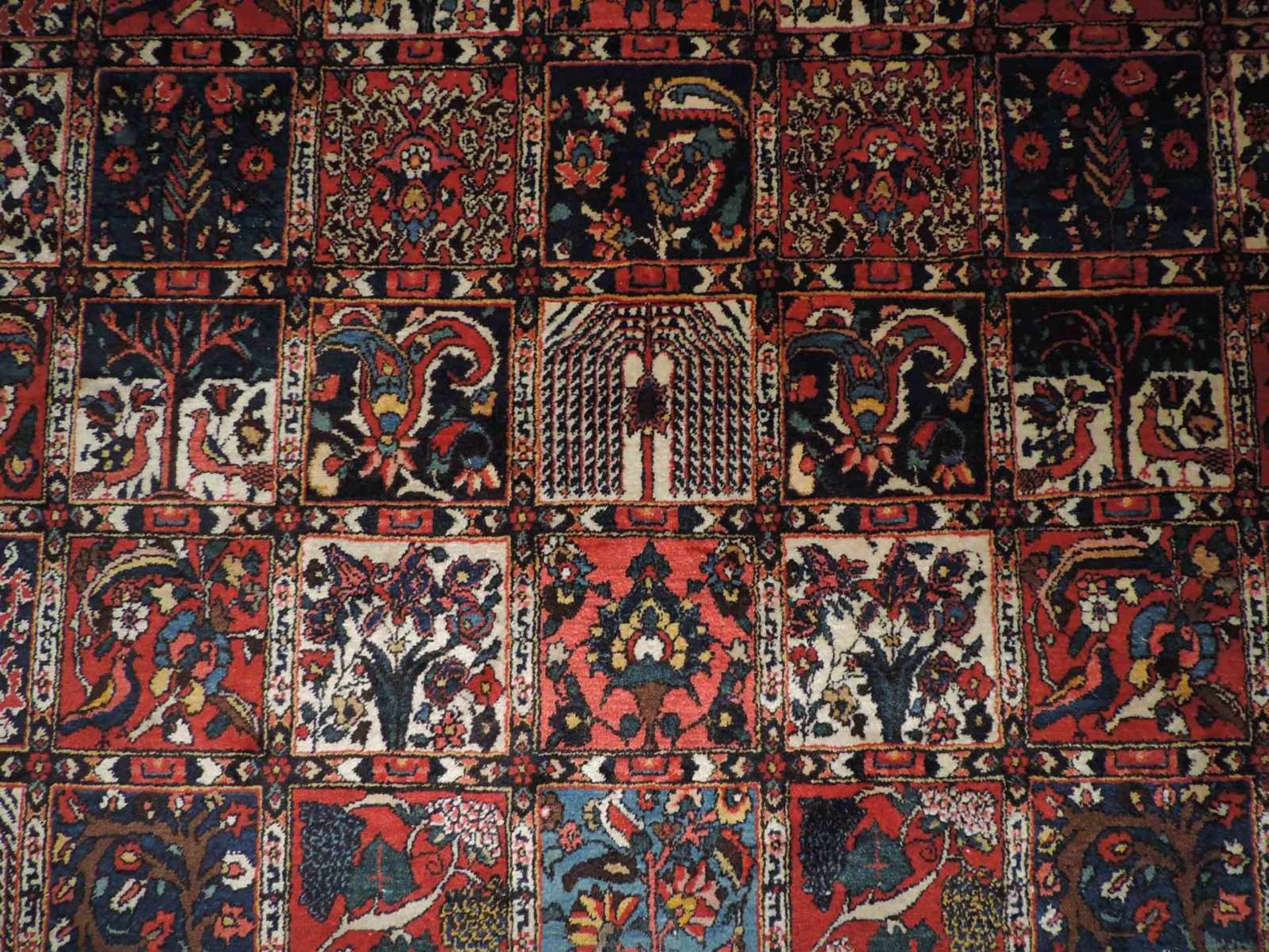 Bachtiar Felder Teppich. Iran, alt Mitte 20. Jahrhundert. Feine Knüpfung. 322 cm x 238 cm. - Bild 4 aus 7