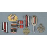 Orden, Bänder und Abzeichen. Auch 1. Weltkrieg. Bis circa 10 cm. Orders, ribbons and badges. Also