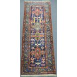 Heris Dorfteppich. Iran, alt um 1920. 250 x 96 cm. Handgeknüpft. Wolle auf Baumwolle. Wohl