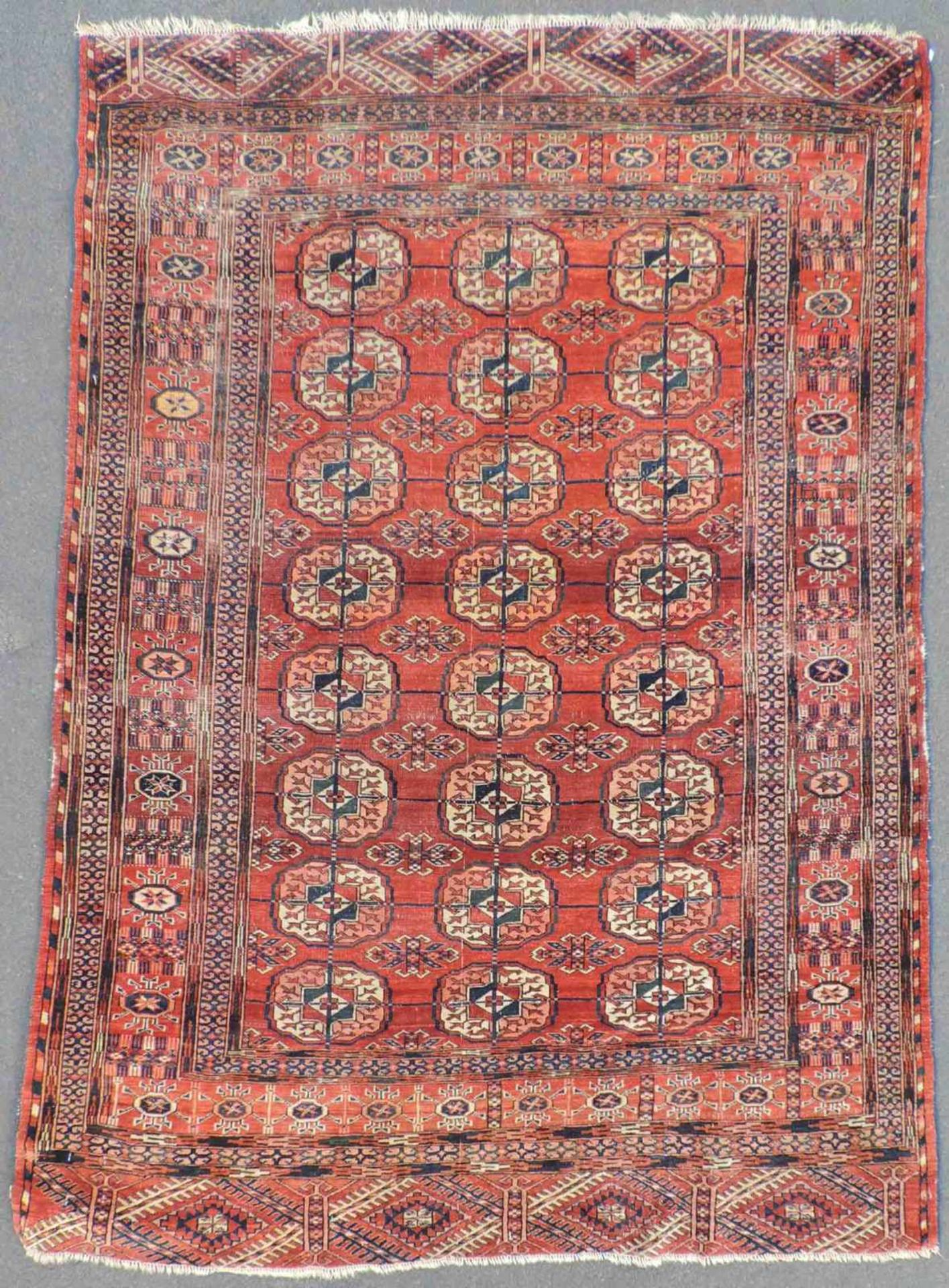Tekke Stammesteppich. Turkmenistan, antik, um 1900. 173 cm x 130 cm. Handgeknüpft. Wolle auf