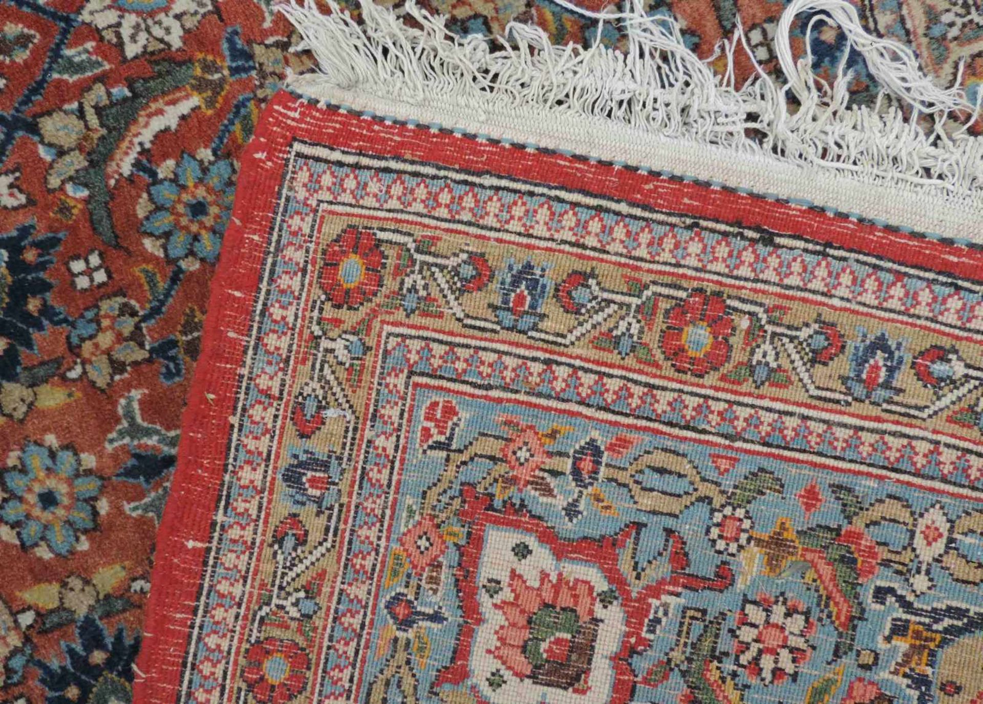 Keschan Manufakturteppich. Iran. Durchgemustert. 345 cm x 237 cm. Handgeknüpft. Wolle auf Baumwolle. - Bild 7 aus 8