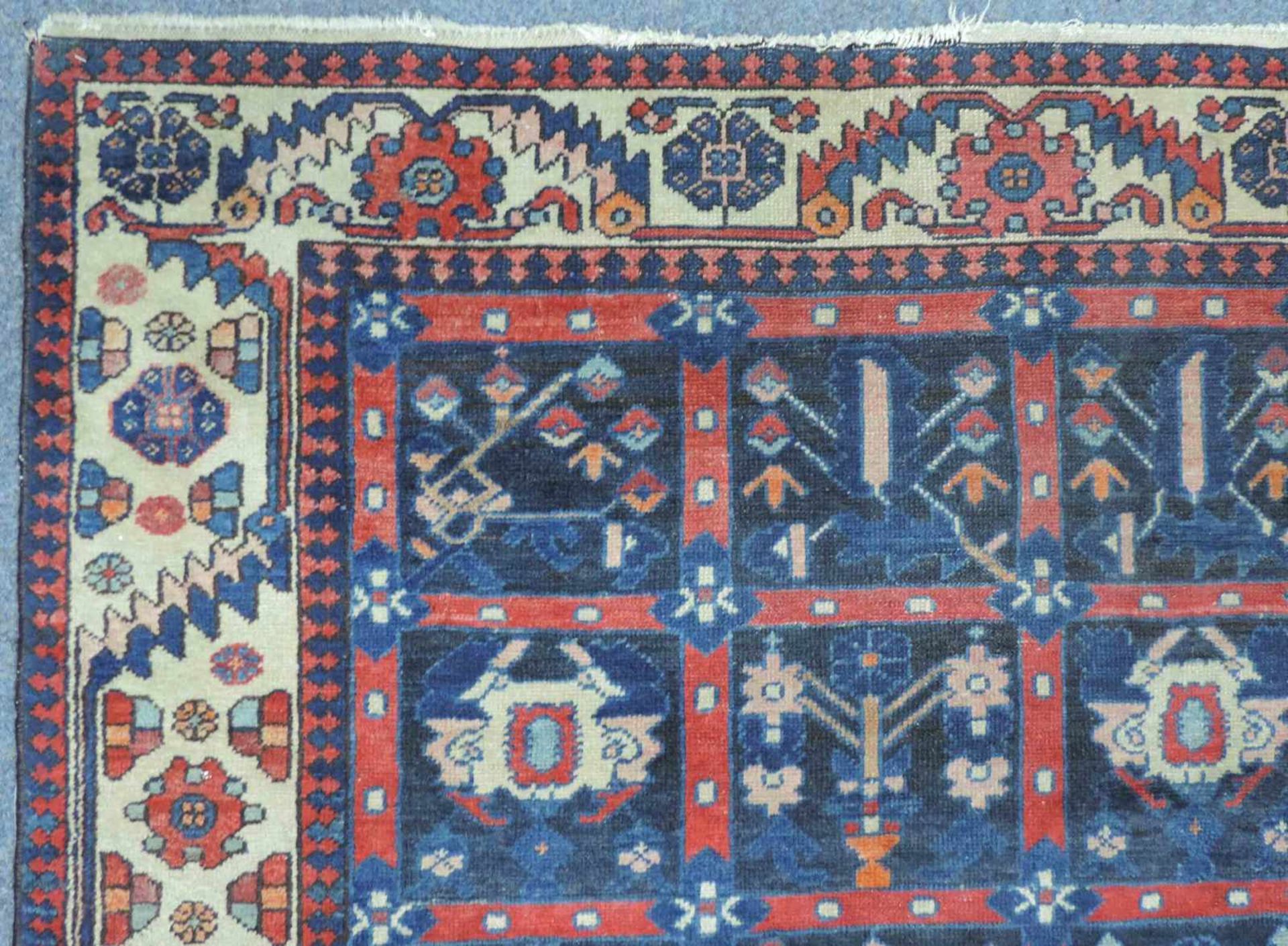 Bachtiar Dorfteppich. Iran, alt, um 1940. 202 cm x 158 cm. Handgeknüpft. Wolle auf Baumwolle. - Bild 4 aus 9