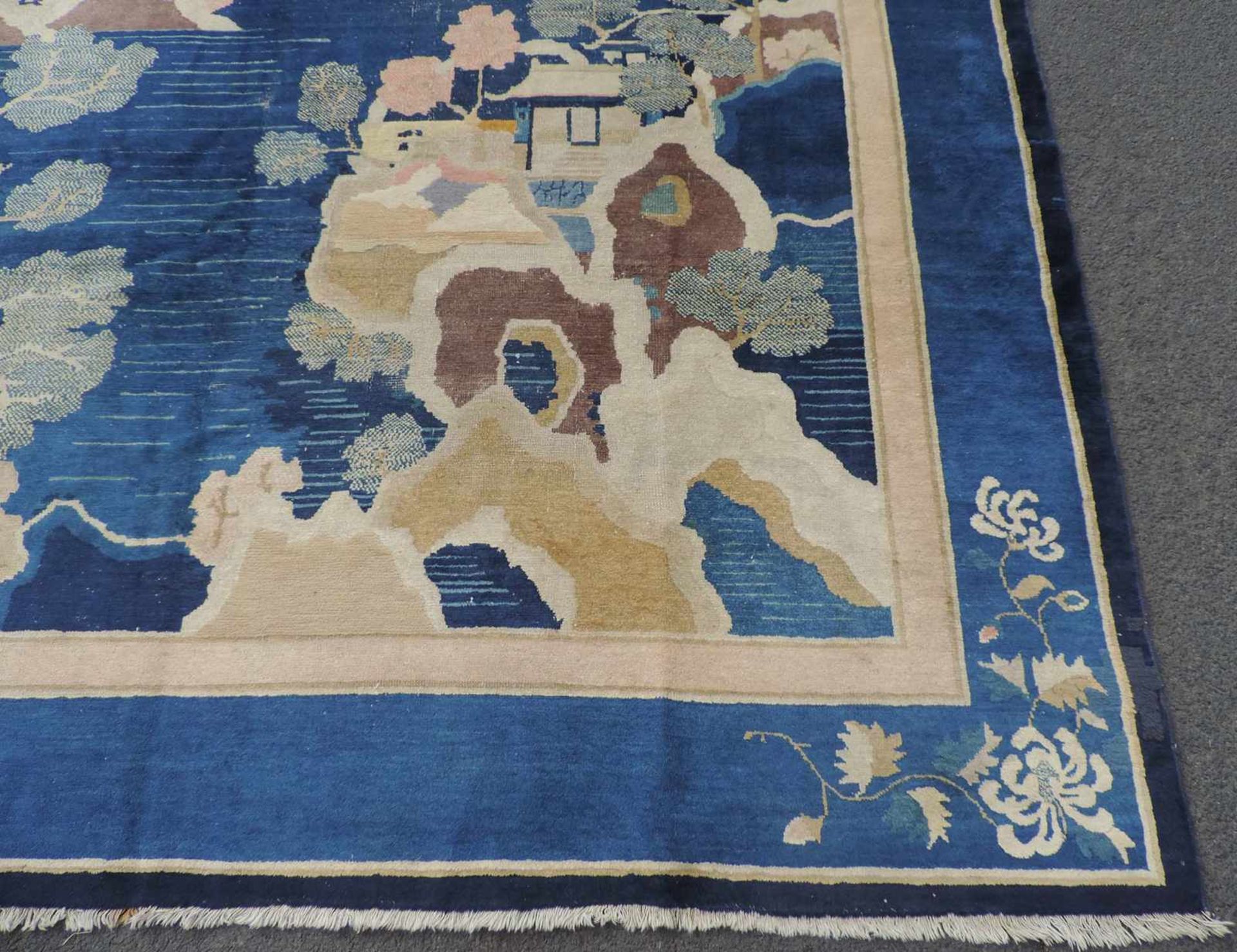 Peking Bildteppich. China, antik, um 1890. 345 cm x 270 cm. Handgeknüpft. Wolle auf Baumwolle. - Bild 3 aus 8