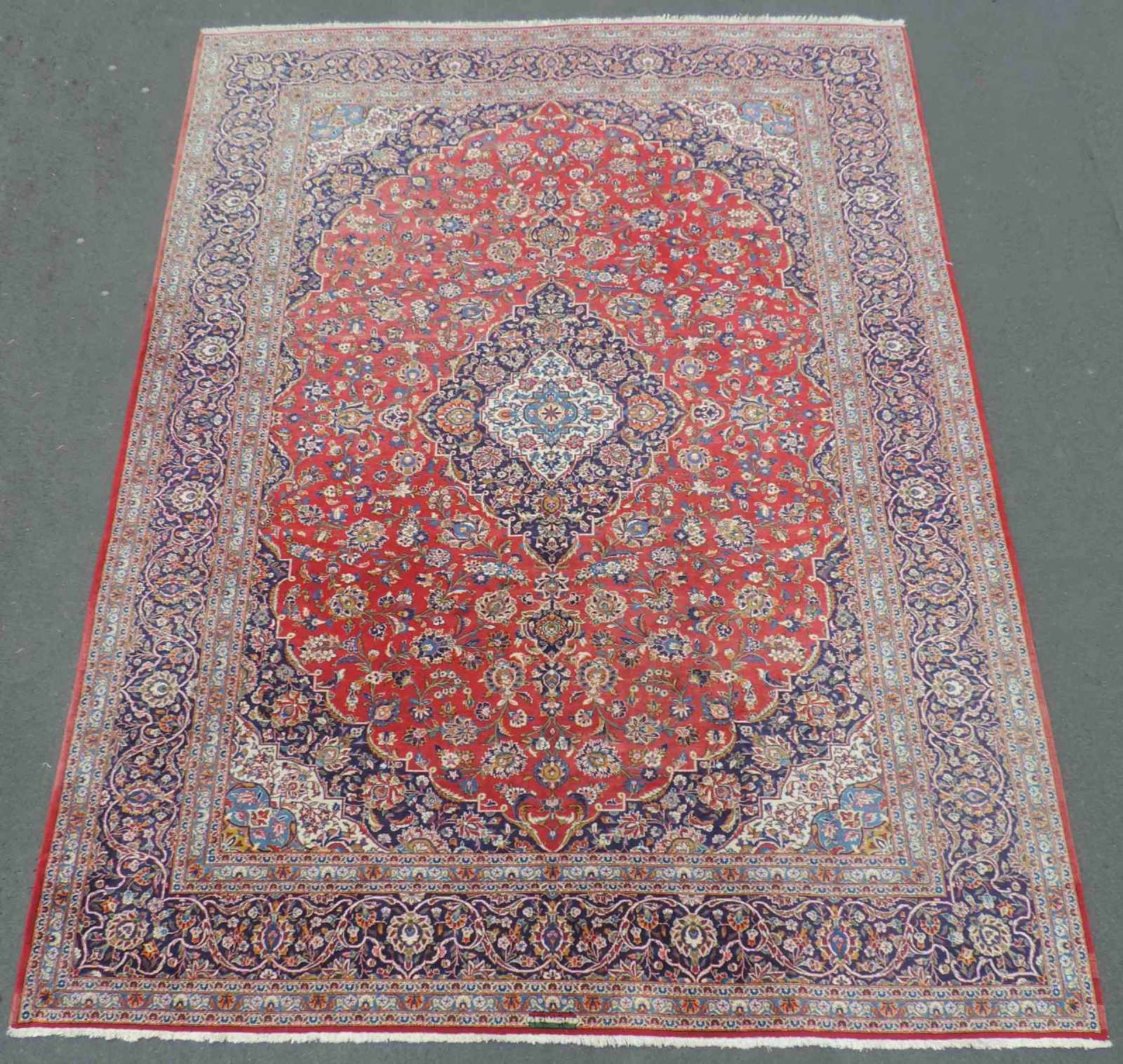Keschan Meisterteppich signiert. Iran. 413 cm x 304 cm. Handgeknüpft. Wolle auf Baumwolle. Keshan