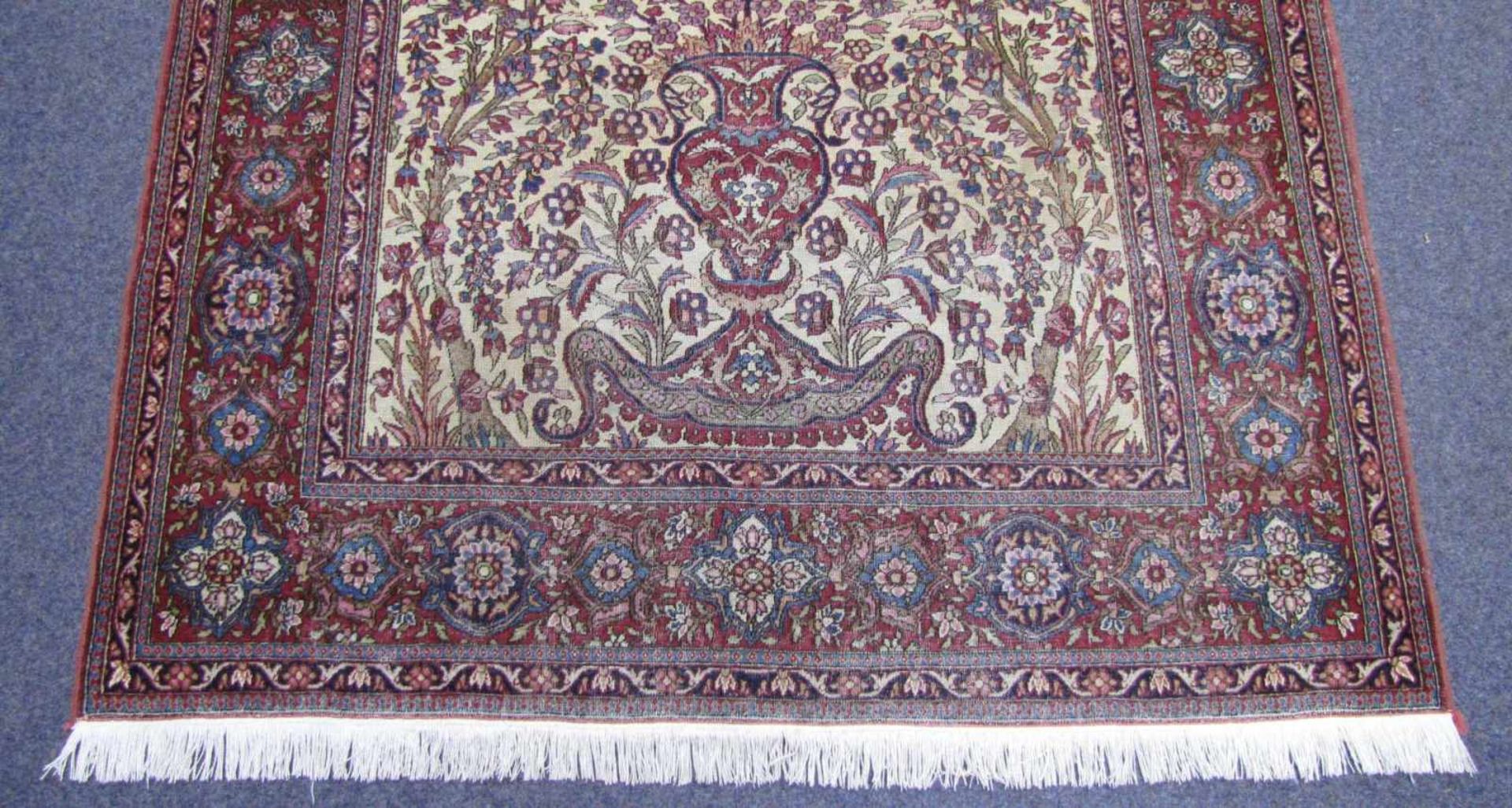 Isfahan Manufakturteppich mit Paradiesgarten. Iran. Alt um 1920. 200 cm x 134 cm. Handgeknüpft. - Bild 2 aus 8