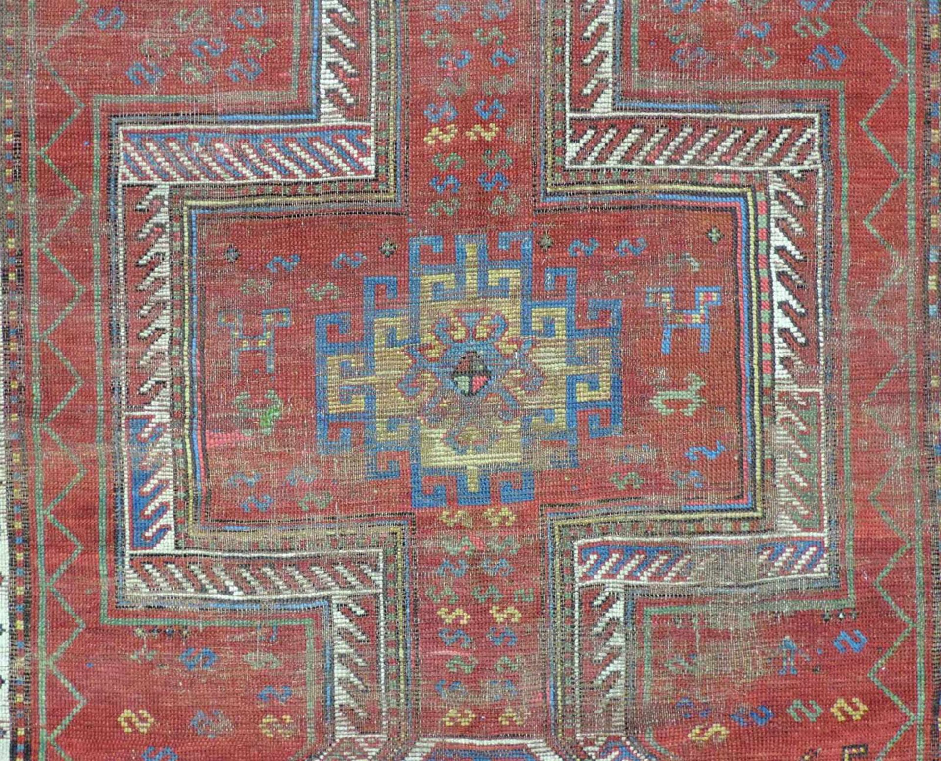 Kasak Dorfteppich, Kaukasus. Antik. Ende 19. Jahrhundert. 245 cm x 170 cm. Handgeknüpft. Wolle auf - Bild 10 aus 11